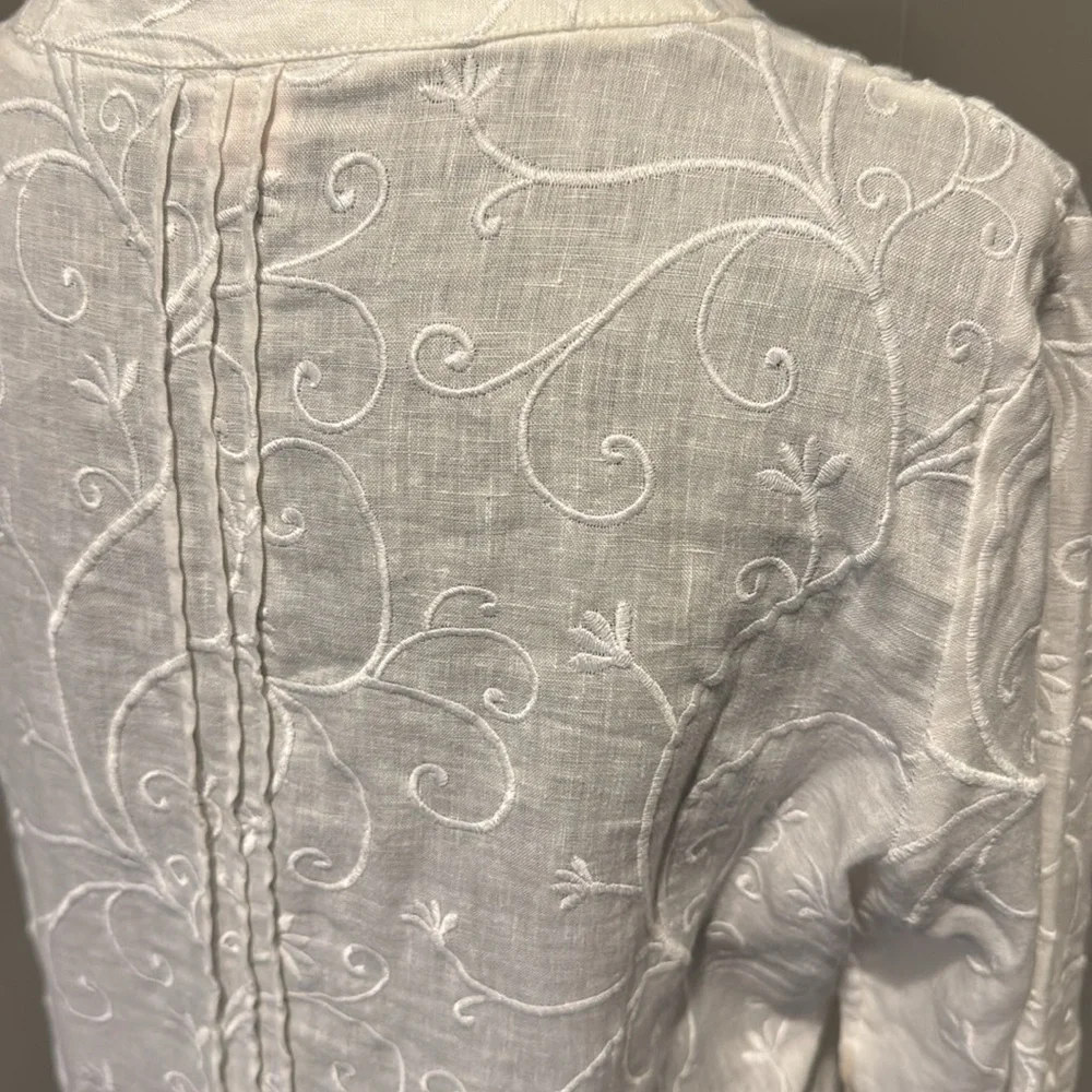 St. Tropez white linen embroider split neckline tuxedo pleated tunic. New. Small